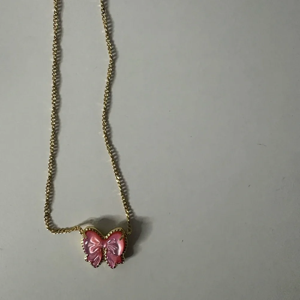 Kendra Scott Haley Bow Gold Short Pendant Necklace in blush mother-of-pearl - Picture 6 of 6